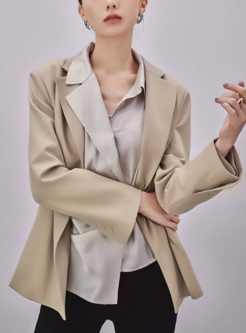 不對稱領抓褶造型襯衫